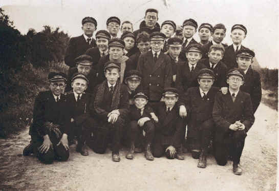 1930-Les sminaristes pendant une promenade